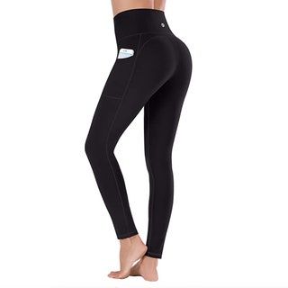 La imagen puede contener ropa, pantalones y mallas.