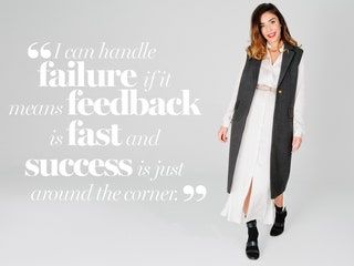 Nuotraukoje gali būti Clothing Apparel Coat Human Person Overcoat Sleeve ir Cape