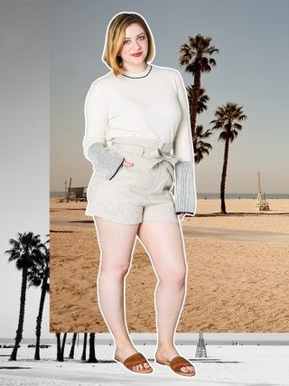 Изображение может содержать Одежда Шорты Одежда Растение Arecaceae Пальма Дерево Человек и Человек