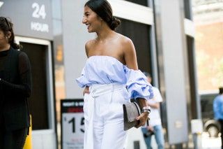 La imagen puede contener Persona humana Ropa Vestimenta Bata Vestido de noche Moda y vestido