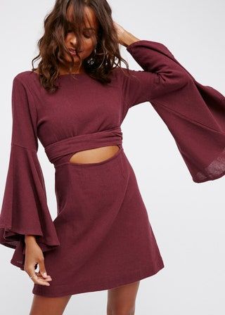 La imagen puede contener Ropa Manga Ropa Vestido de manga larga Falda Persona humana Bata Moda y vestido de noche
