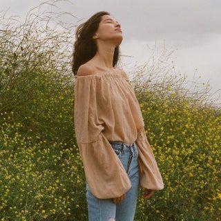 La imagen puede contener ropa de manga larga blusa y pantalones de persona humana de manga larga