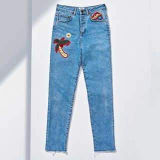 Esta imagen puede contener ropa, ropa, pantalones, mezclilla y jeans