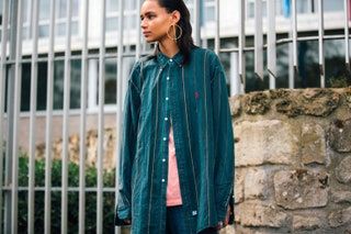 La imagen puede contener Ropa Ropa Abrigo Persona humana e impermeable