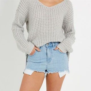La imagen puede contener ropa, ropa, suéter, persona humana y pantalones cortos