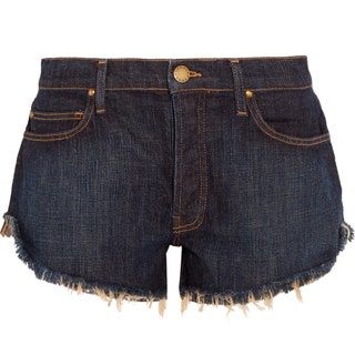 Esta imagen puede contener ropa, pantalones cortos, ropa y falda.