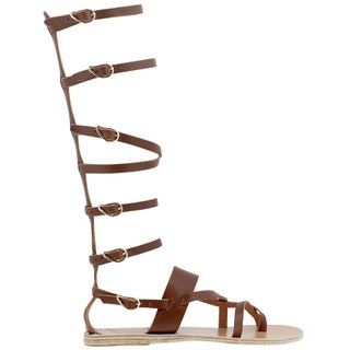 La imagen puede contener ropa, calzado y sandalias.