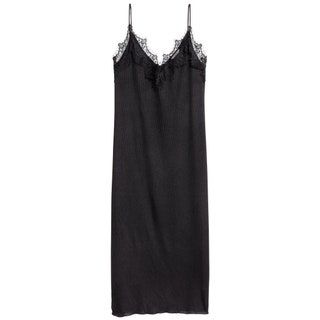Esta imagen puede contener ropa, ropa, bata, moda, kimono, vestido y blusa