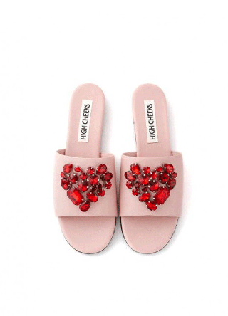 Bild kann Kleidung, Kleidung, Schuhe und FlipFlop enthalten