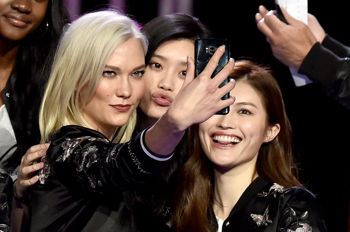 Bild könnte enthalten Mensch Handy Elektronik Handy Nachtleben Finger und Karlie Kloss