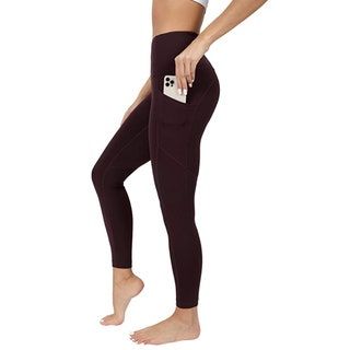 La imagen puede contener ropa, ropa, pantalones, persona humana y medias