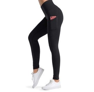 La imagen puede contener ropa, ropa, pantalones, persona humana y medias