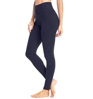 La imagen puede contener Ropa Ropa Pantalones Medias Persona humana y pantimedias