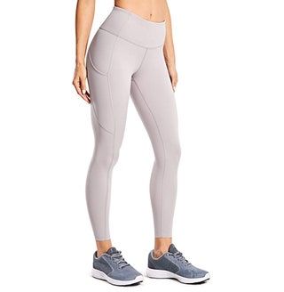 La imagen puede contener ropa, ropa, pantalones, persona humana y medias