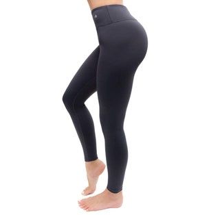 La imagen puede contener ropa, ropa, pantalones, persona humana y medias