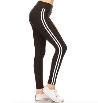La imagen puede contener ropa, ropa, pantalones, persona humana y medias