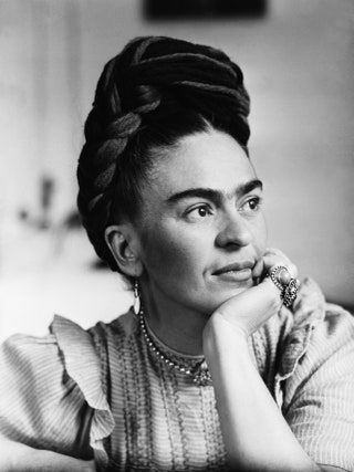 La imagen puede contener Rostro Persona humana Frida Kahlo Dedo y cabello