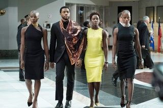 La imagen puede contener Florence Kasumba Ropa Ropa Calzado Zapato Persona humana Bata Moda Vestido de noche y vestido