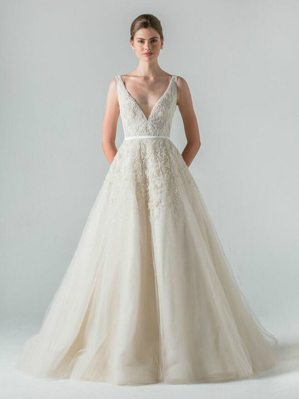 La imagen puede contener Ropa Vestimenta Vestido de novia Vestido de novia Moda Persona humana y vestido