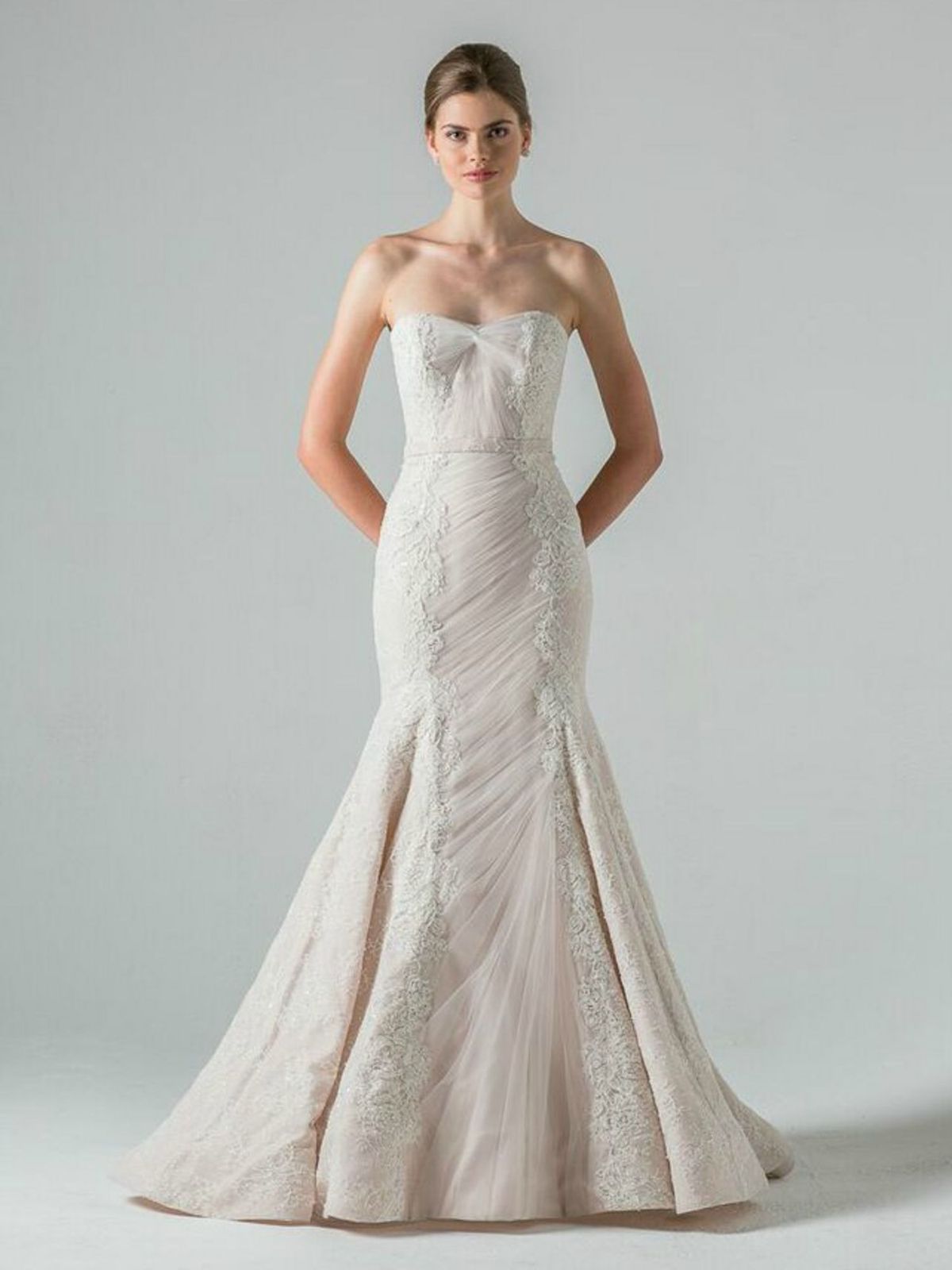 La imagen puede contener Ropa Vestimenta Traje de boda Moda Vestido de novia Vestido Persona humana y vestido