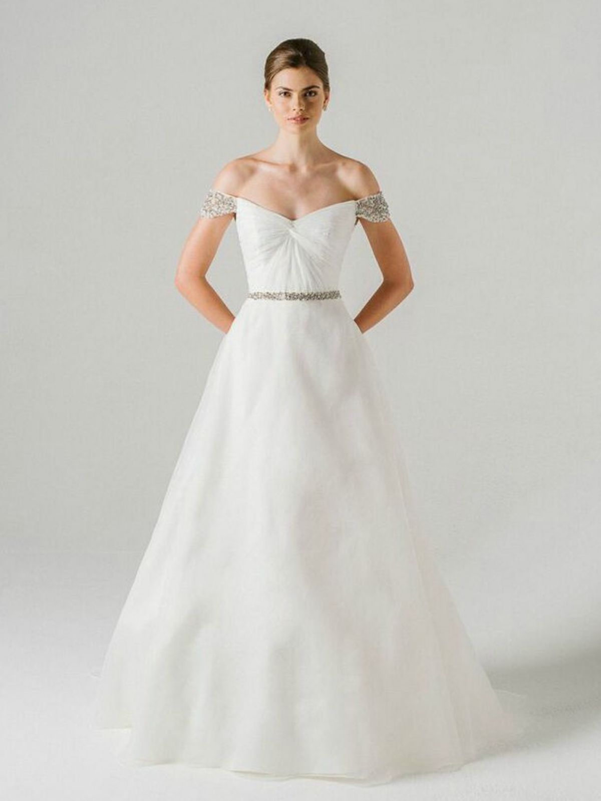 La imagen puede contener Ropa Vestimenta Traje de boda Vestido de moda Vestido de novia Vestido de persona humana y femenino