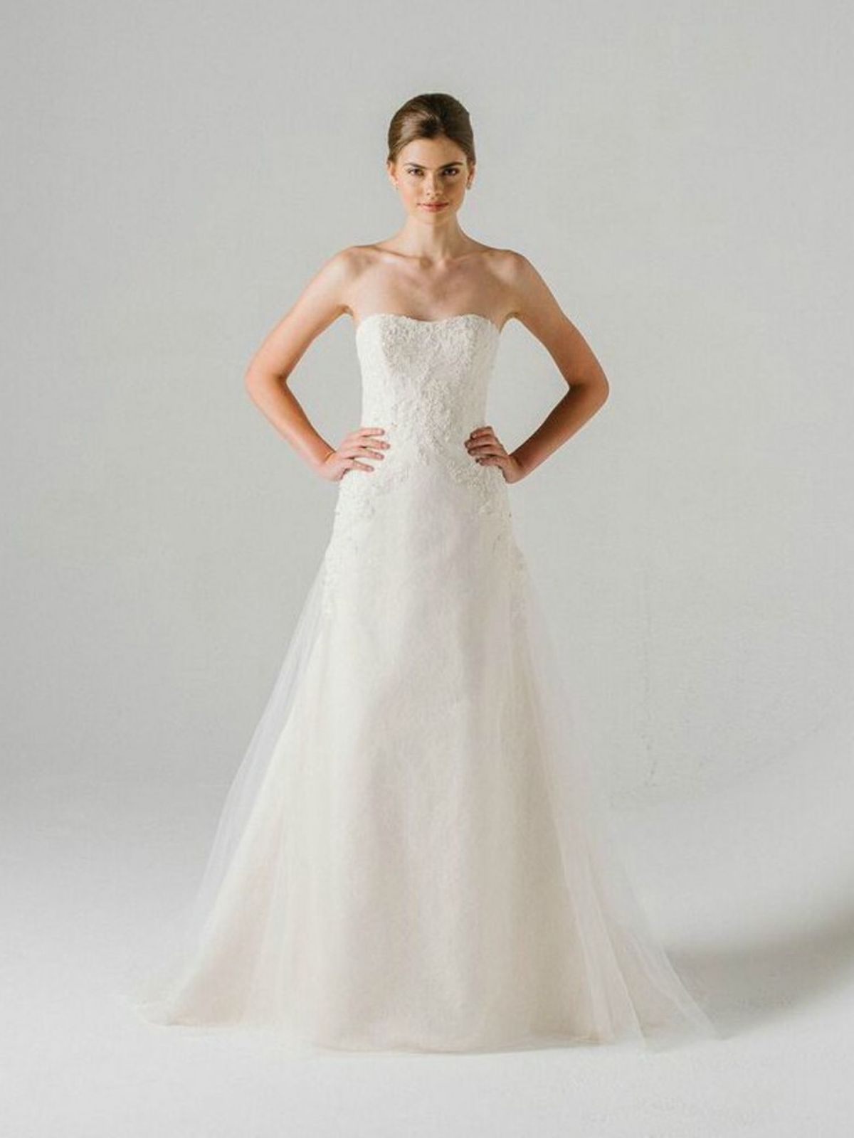 La imagen puede contener Ropa Vestimenta Vestido de novia Traje de boda Vestido de moda Humano y persona