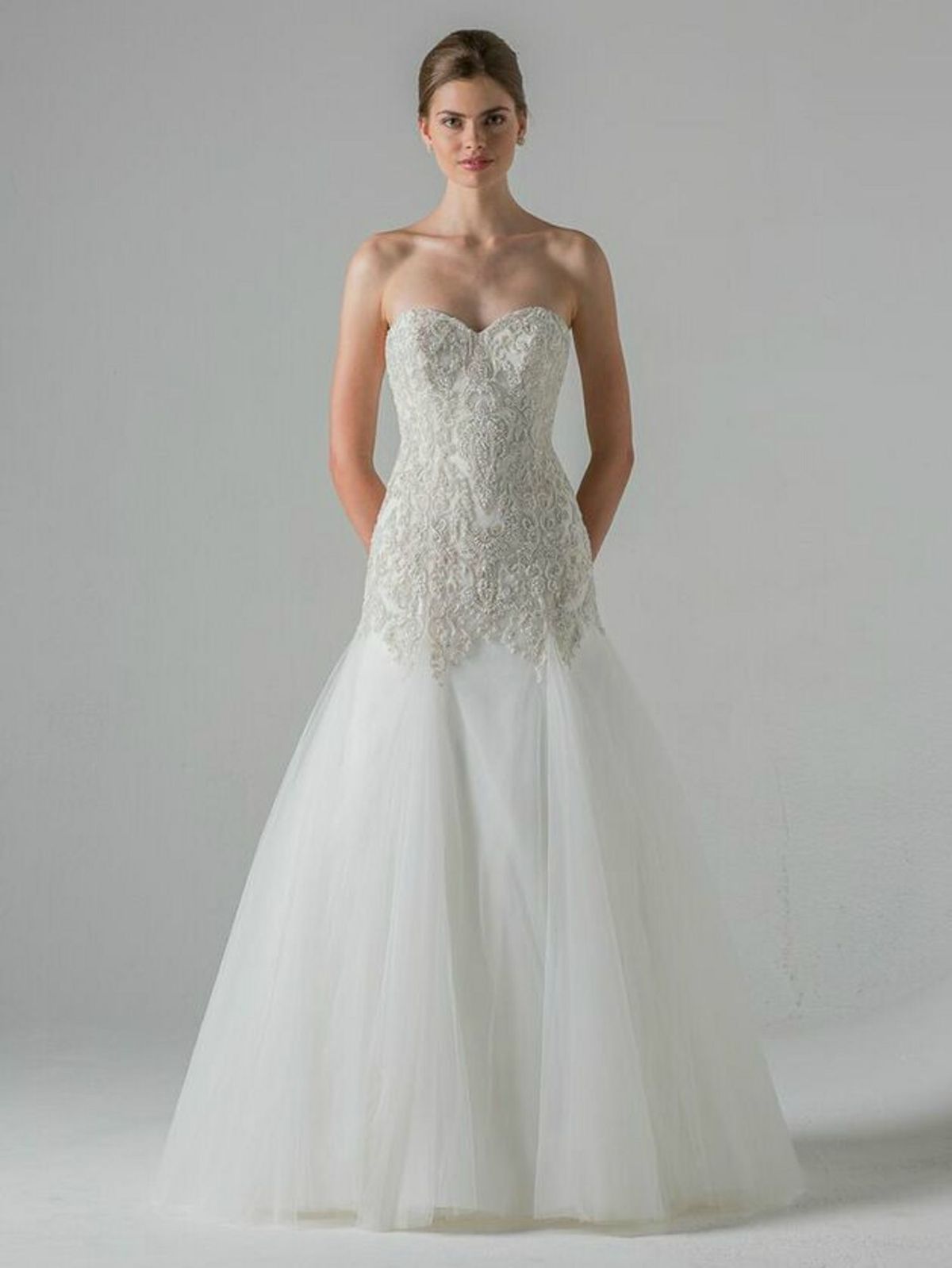 La imagen puede contener Ropa Vestimenta Vestido de novia Vestido de novia Moda Persona humana Vestido Mujer y mujer
