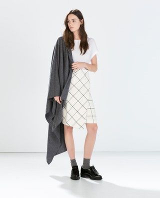 Bilden kan innehålla Kläder Kläder Mänsklig Person Sleeve Kvinna och Cape