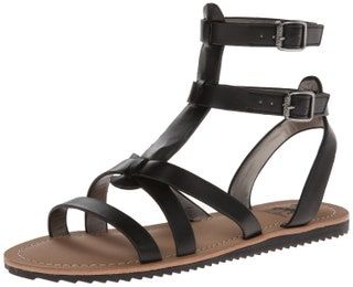 Bilden kan innehålla Kläder Skor Sandaler och kläder