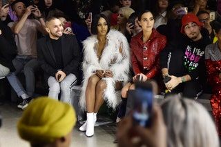 La imagen puede contener Persona humana Multitud Audiencia Ropa Ropa Lpsley Calzado Zapato y Tulisa