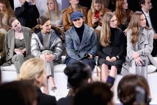 La imagen puede contener Rachel Brosnahan Audiencia Multitud Persona humana Sentada Ropa Vestimenta Hilary Swank y Mujer
