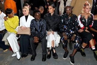 La imagen puede contener Zosia Mamet Caleb McLaughlin Persona humana Ropa Vestimenta Calzado Zapato Kehlani y multitud