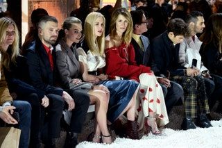 La imagen puede contener Laura Dern Ropa Ropa Persona humana Sentada Mujer Niña Niño Mujer Rubia Adolescente y niño