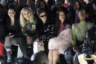 La imagen puede contener Persona humana Gafas de sol Accesorios Accesorios Ropa Ropa Skai Jackson y multitud