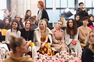 La imagen puede contener Julianne Moore Sienna Miller Zoey Deutch Maggie Q Persona humana Liya Kebede Multitud y gente