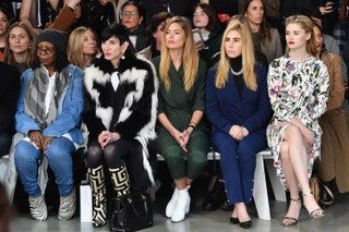 La imagen puede contener Zosia Mamet Doutzen Kroes Persona humana Ropa Vestimenta Whoopi Goldberg Audiencia y multitud