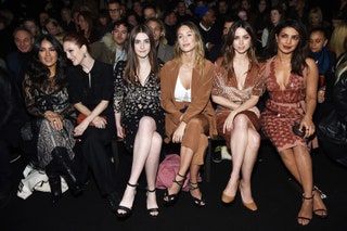 La imagen puede contener Ana de Armas Priyanka Chopra Persona humana Dylan Frances Penn Ropa Ropa y moda