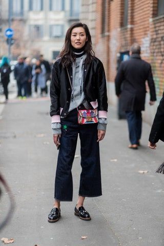 ในภาพอาจจะมี Liu Wen รองเท้า เสื้อผ้า รองเท้า เครื่องแต่งกาย มนุษย์ คน เสื้อแจ็คเก็ต เสื้อคลุม ชุดสูท เสื้อคลุมและกางเกง