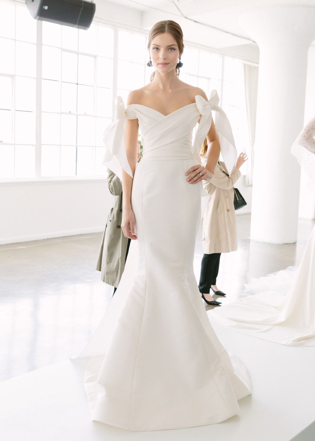 La imagen puede contener Ropa Ropa Vestido de moda de boda Bata Vestido de novia Vestido de noche Persona humana y femenina