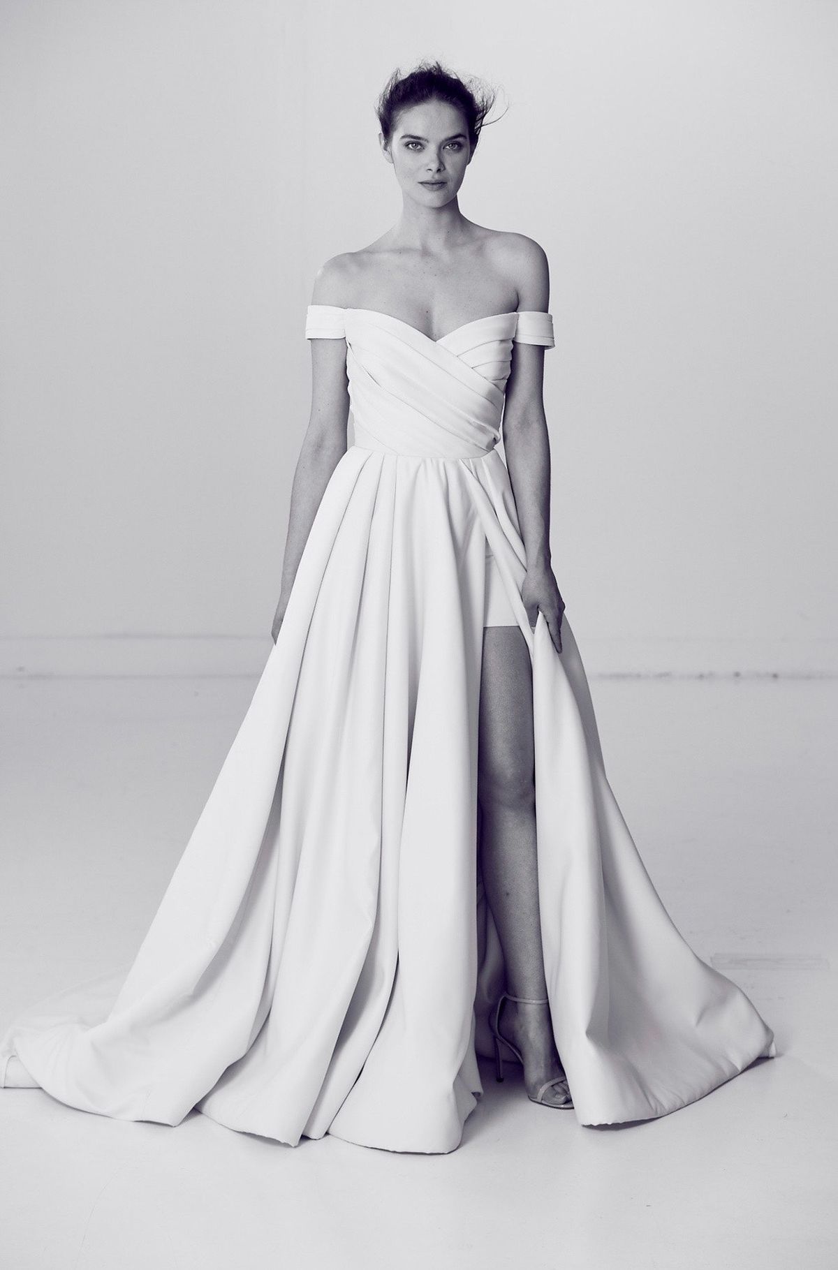 La imagen puede contener Ropa Vestimenta Vestido Persona humana Bata Moda Vestido de boda Vestido de novia y mujer