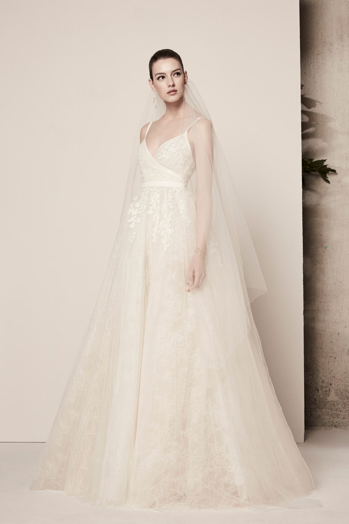 La imagen puede contener Ropa Vestimenta Vestido de novia Vestido de moda de boda Traje Persona humana y novia