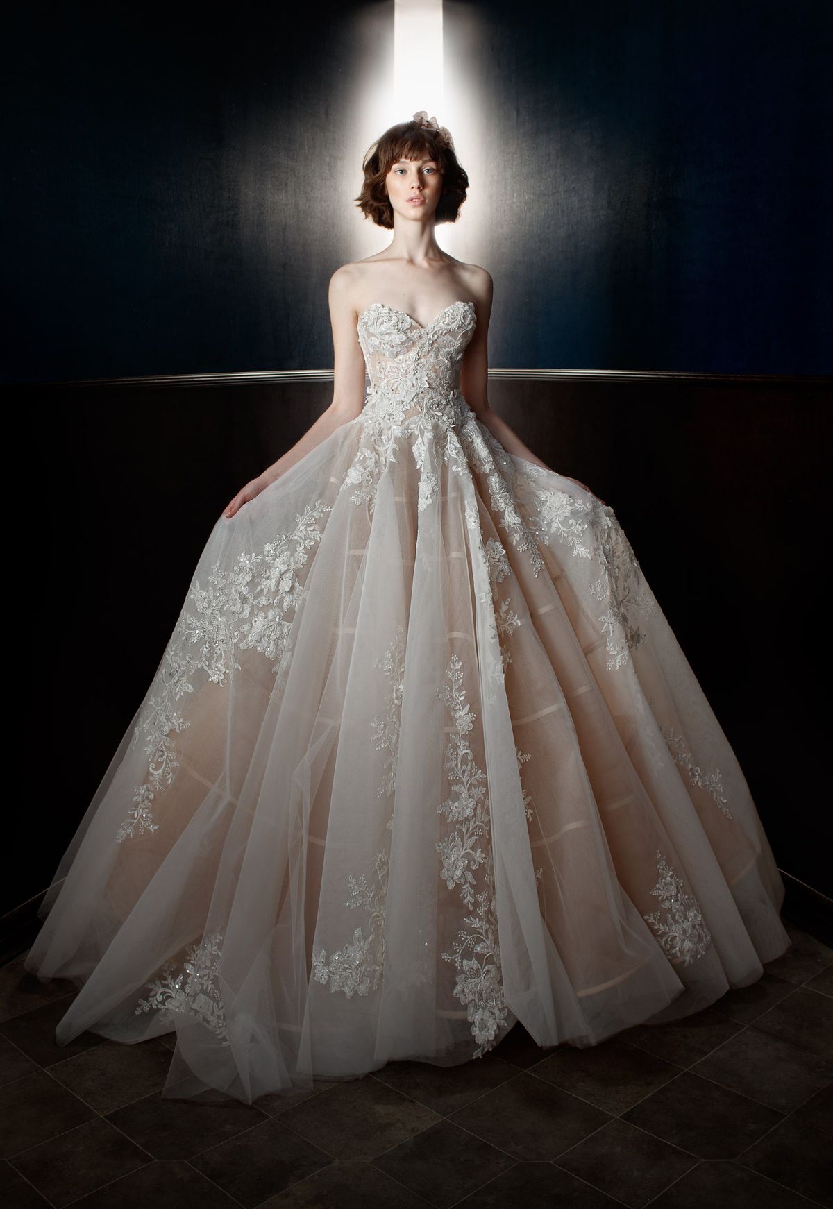 La imagen puede contener Ropa Vestimenta Boda Moda Vestido de novia Vestido Bata Vestido Persona humana Mujer y mujer