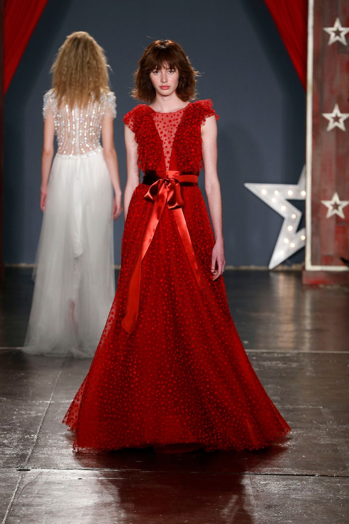 La imagen puede contener Ropa Ropa Persona humana Moda Vestido de novia Vestido de novia Vestido de noche y mujer