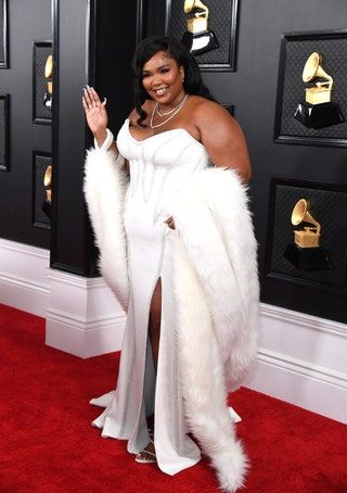 Slika lahko vsebuje Lizzo Fashion Human Person Premiere Red Carpet Red Carpet Premiere Clothing and Apparel