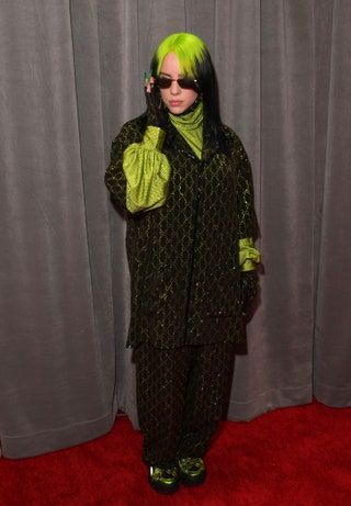 Slika lahko vsebuje Billie Eilish Modna oblačila Oblačila Sončna očala Dodatki Dodatki Človeška oseba in ogrinjalo