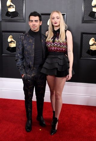 Slika lahko vsebuje Joe Jonas Sophie Turner Človeška oseba Modno krilo Oblačila Oblačila Premiera jakna in plašč