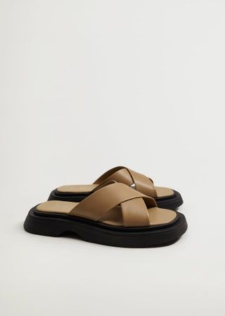 Slika lahko vsebuje Oblačila Obutev Sandal in Oblačila