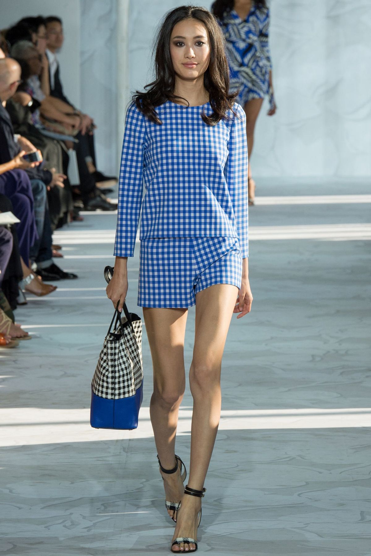 La imagen puede contener ropa de persona humana, ropa, pasarela, moda y manga.