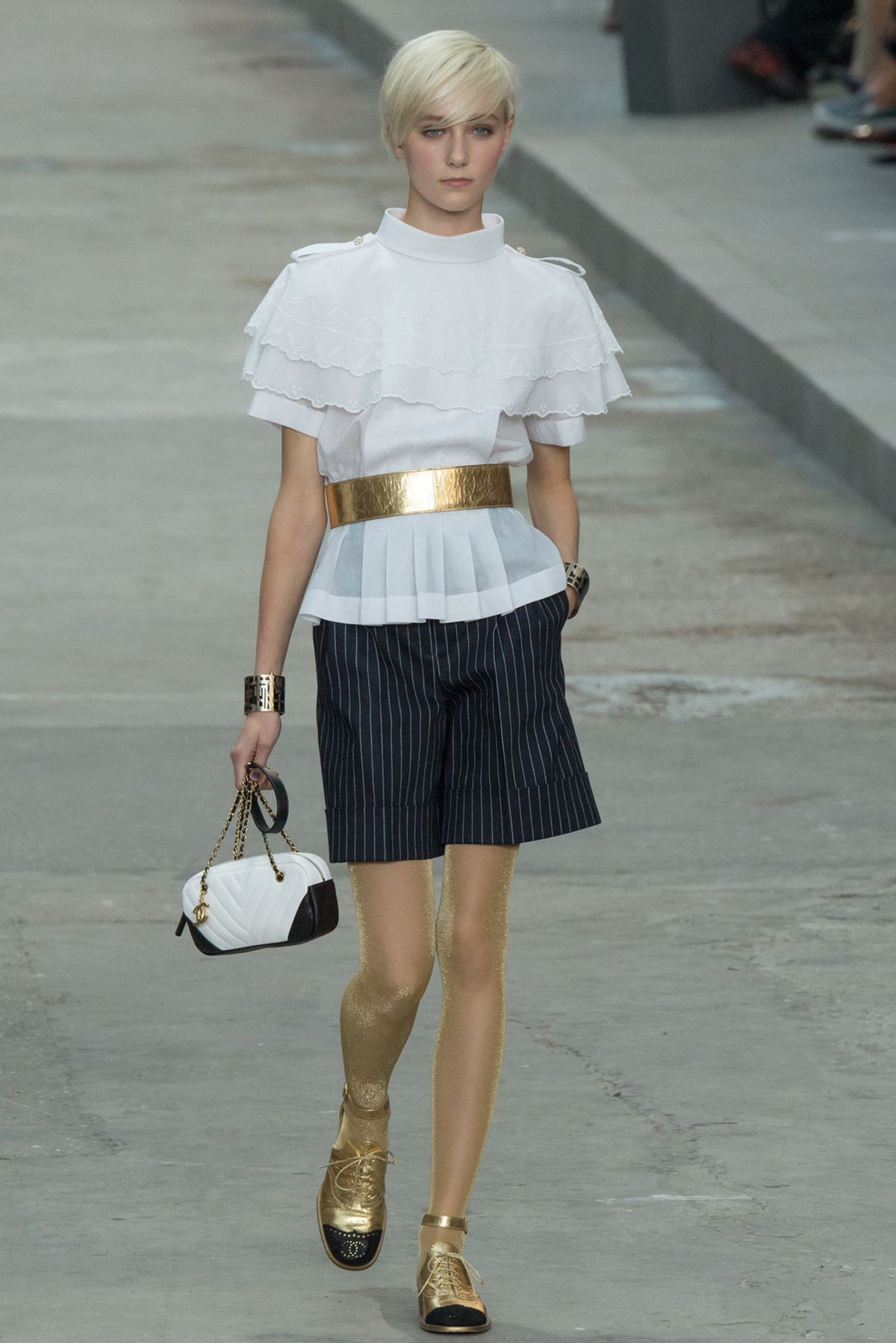 La imagen puede contener Bolso Bolso Accesorios Accesorio Ropa Ropa Falda Persona humana Pantalones cortos Calzado y calzado