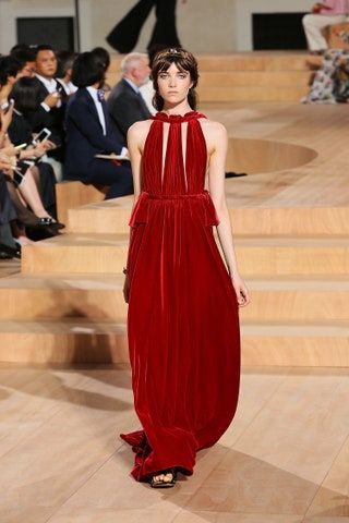 La imagen puede contener Persona humana Vestido de noche Bata Moda Ropa Bata Ropa Abrigo Abrigo y traje